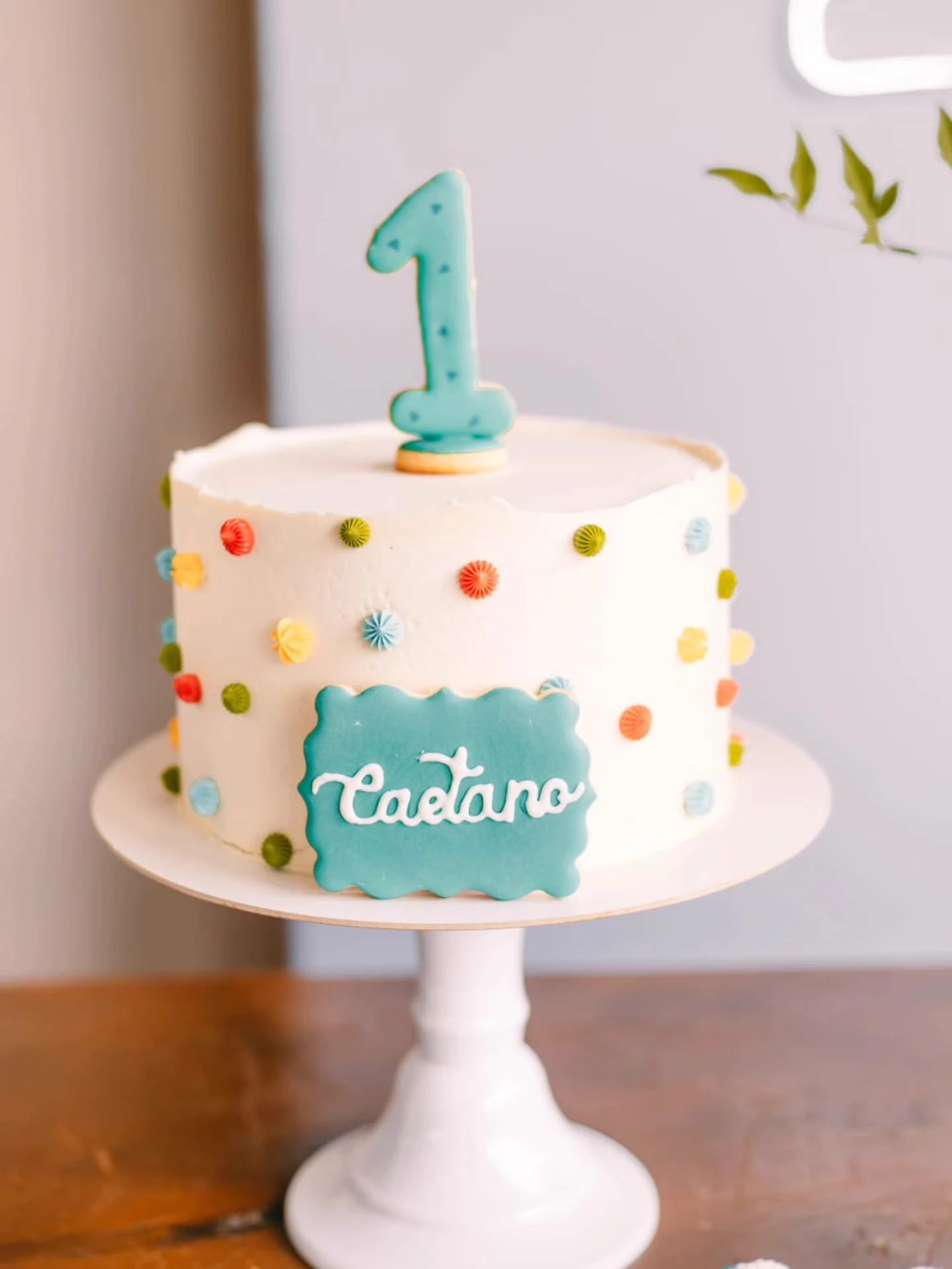Bolo personalizado para aniversário infantil com biscoito decorado e confeitos finos artesanais