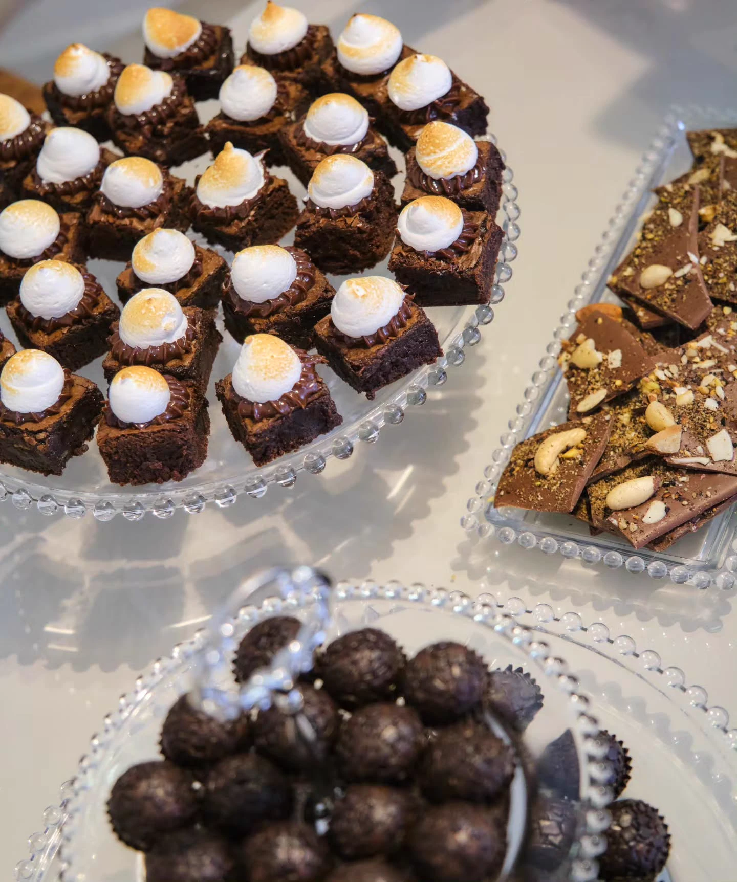 Bandeja de brownies gourmet com merengue tostado, placas de chocolate com castanhas e brigadeiros finos
